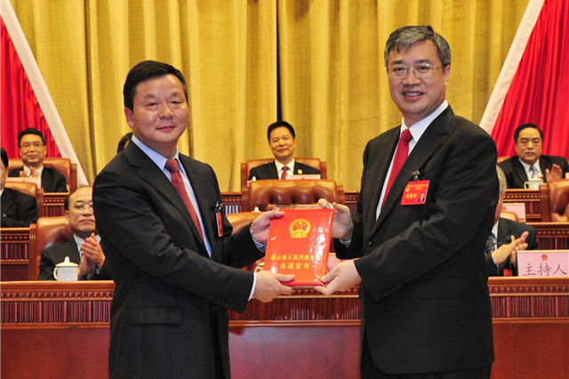 鲁毅当选市人大常委会主任 朱伟当选市人民政府市长